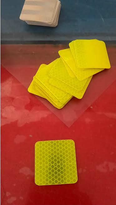 Yapışkanlı Sarı Reflektör (5cm x 5cm)