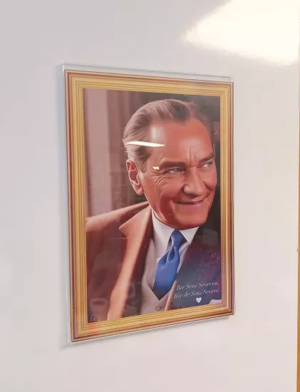 A Duvar Tip Dikey Çerçeve Atatrük Posterli