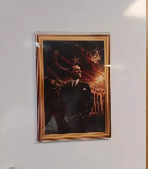 A Duvar Tip Dikey Çerçeve Atatrük Posterli